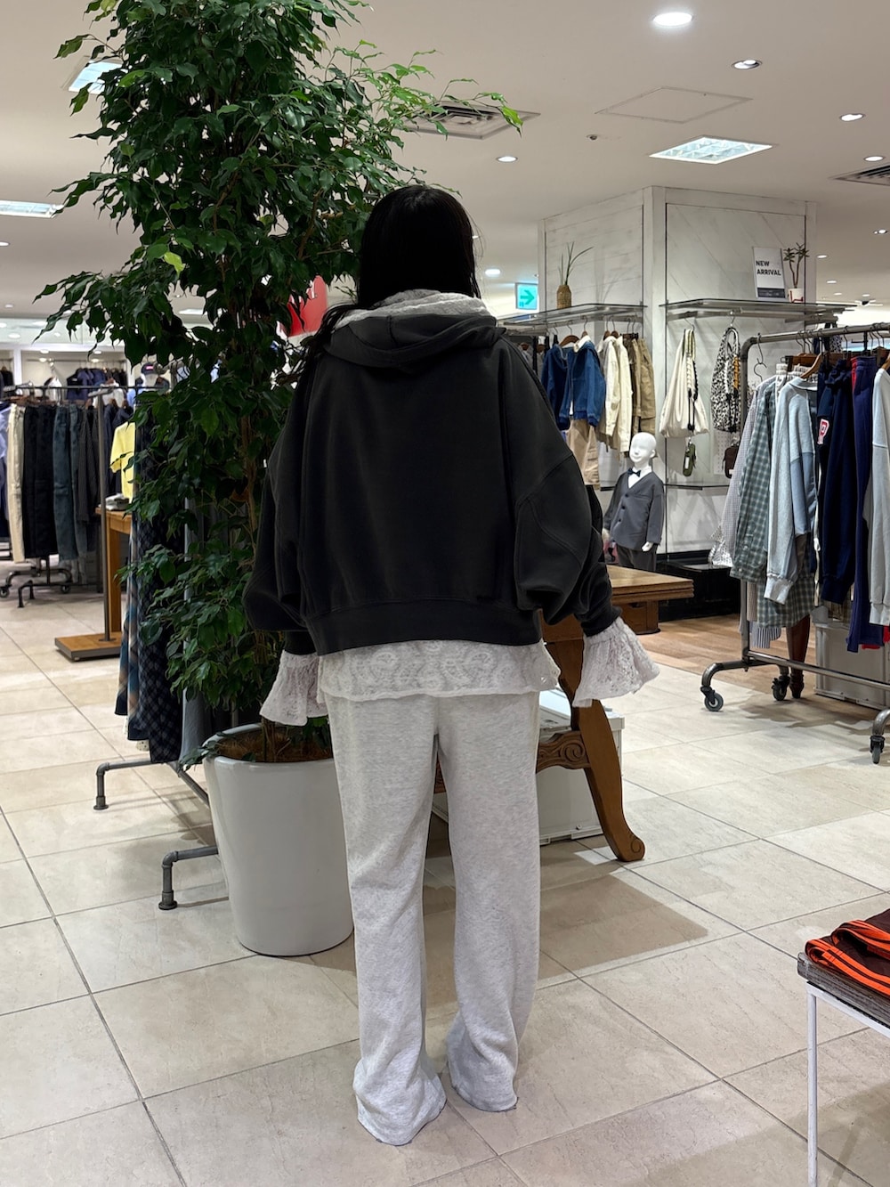 ホワイト系のその他パンツ、ホワイト系のシャツ/ブラウス、グレー系のパーカーを着用したレディースの春コーディネートの4枚目の写真