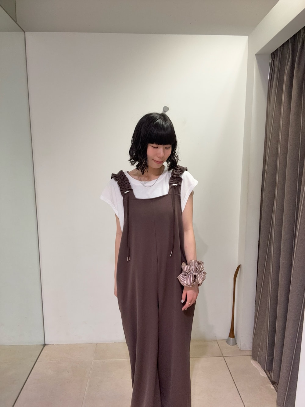 ホワイト系のTシャツ/カットソー、ブラウン系のつなぎ/オールインワン、ブラック系のパンプスを着用したレディースの夏コーディネートの4枚目の写真