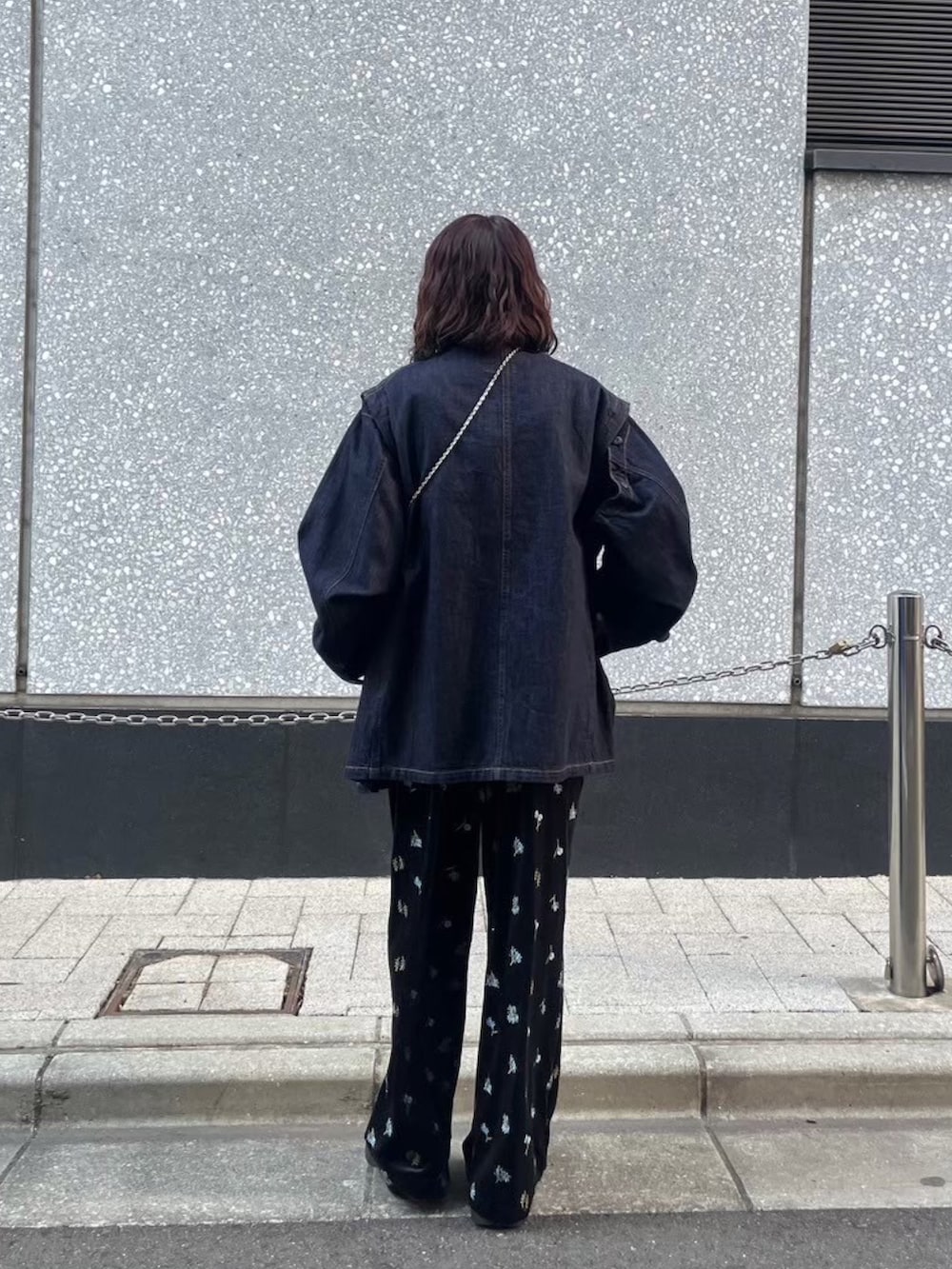 ブルー系のデニムジャケット、ブラック系のブーツを着用したレディースの冬コーディネートの2枚目の写真