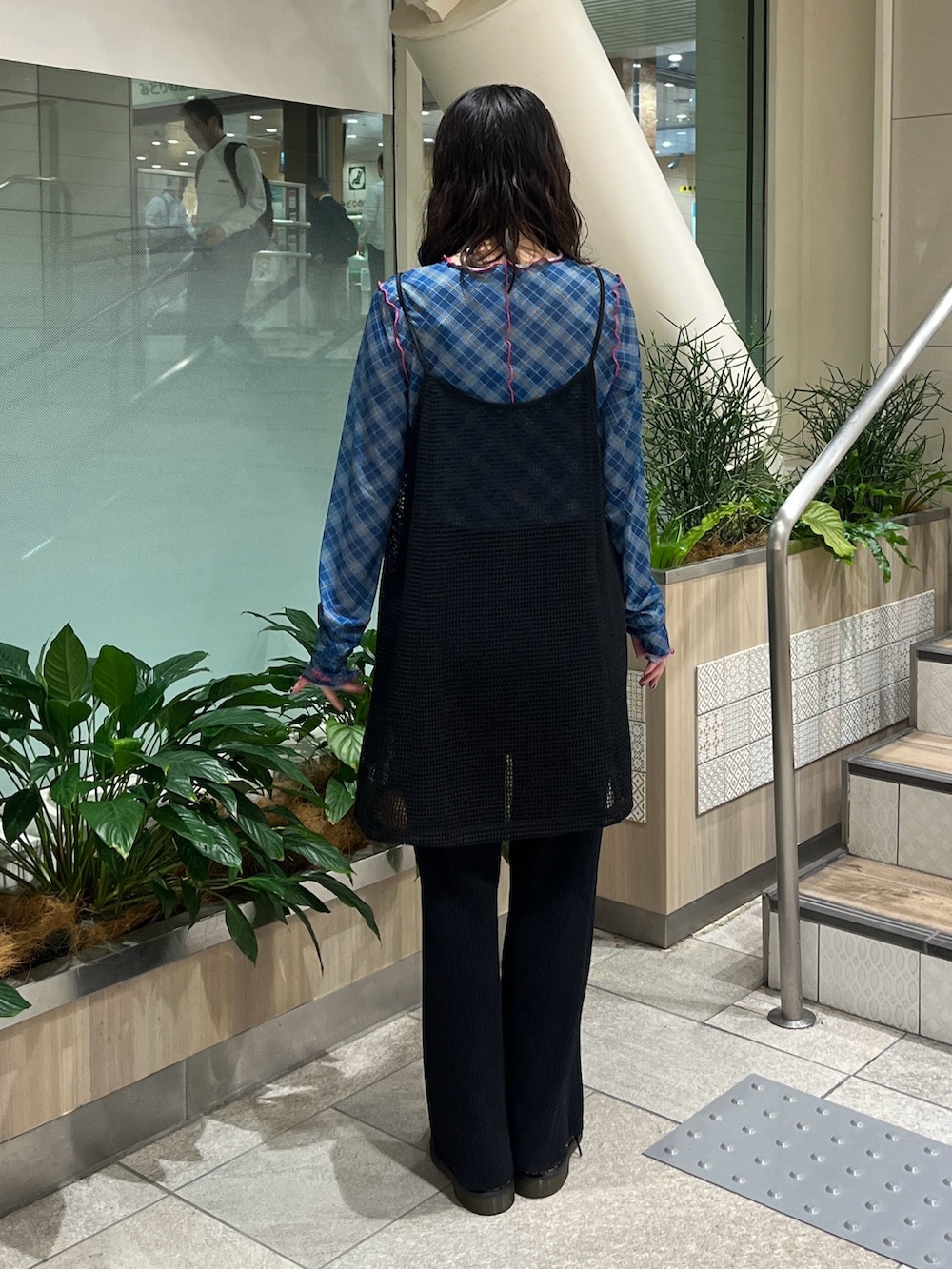 ブラック系のその他パンツ、ブラック系のキャミソール、ブルー系のTシャツ/カットソーを着用したレディースの冬コーディネートの2枚目の写真