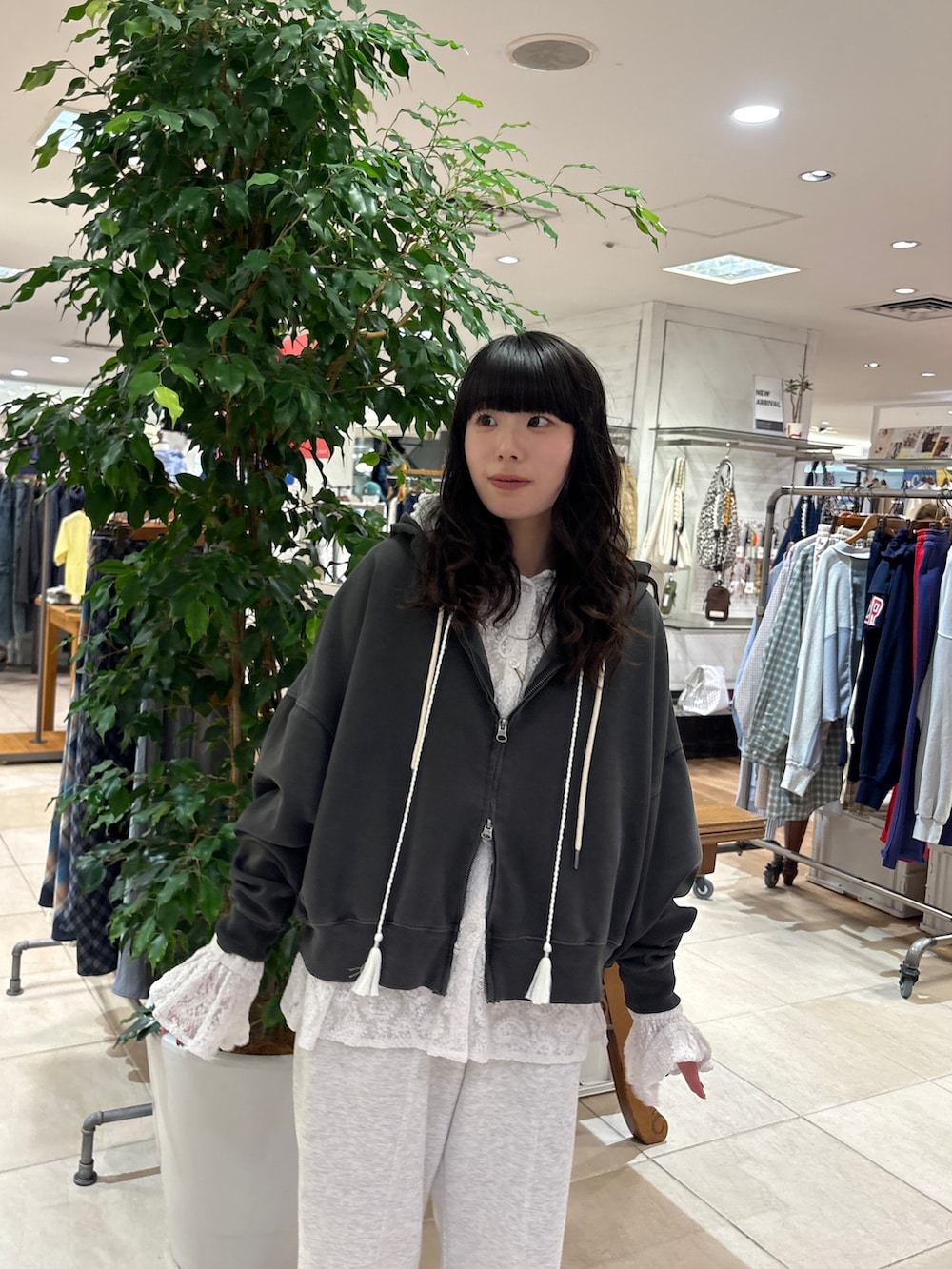 ホワイト系のその他パンツ、ホワイト系のシャツ/ブラウス、グレー系のパーカーを着用したレディースの春コーディネートの5枚目の写真