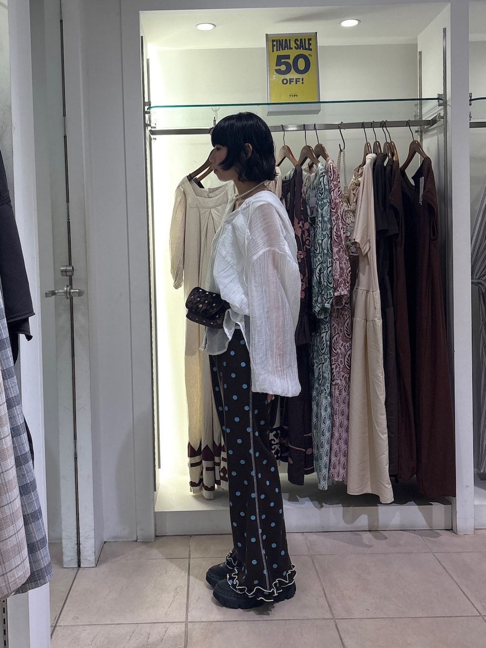 ブラウン系のその他パンツ、ブラウン系のボディバッグ/ウエストポーチ、ホワイト系のシャツ/ブラウスを着用したレディースの夏コーディネートの2枚目の写真