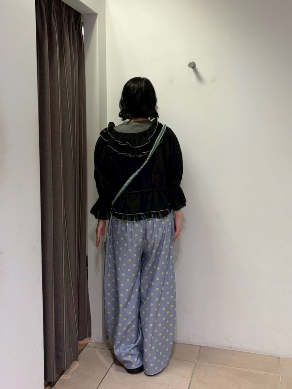 ブラック系のTシャツ/カットソー、ブラック系のシャツ/ブラウス、グレー系のスウェットパンツを着用したレディースの夏コーディネートの3枚目の写真