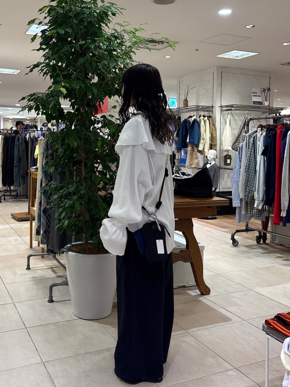 ホワイト系のTシャツ/カットソー、ブルー系のTシャツ/カットソー、ブラック系のショルダーバッグを着用したレディースの春コーディネートの3枚目の写真