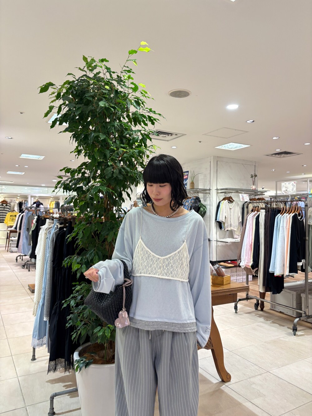 グレー系のその他パンツ、ブラック系のショルダーバッグ、グレー系のTシャツ/カットソーを着用したレディースの夏コーディネートの4枚目の写真