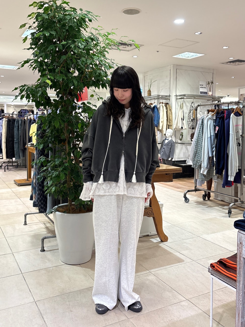 ホワイト系のその他パンツ、ホワイト系のシャツ/ブラウス、グレー系のパーカーを着用したレディースの春コーディネートの2枚目の写真