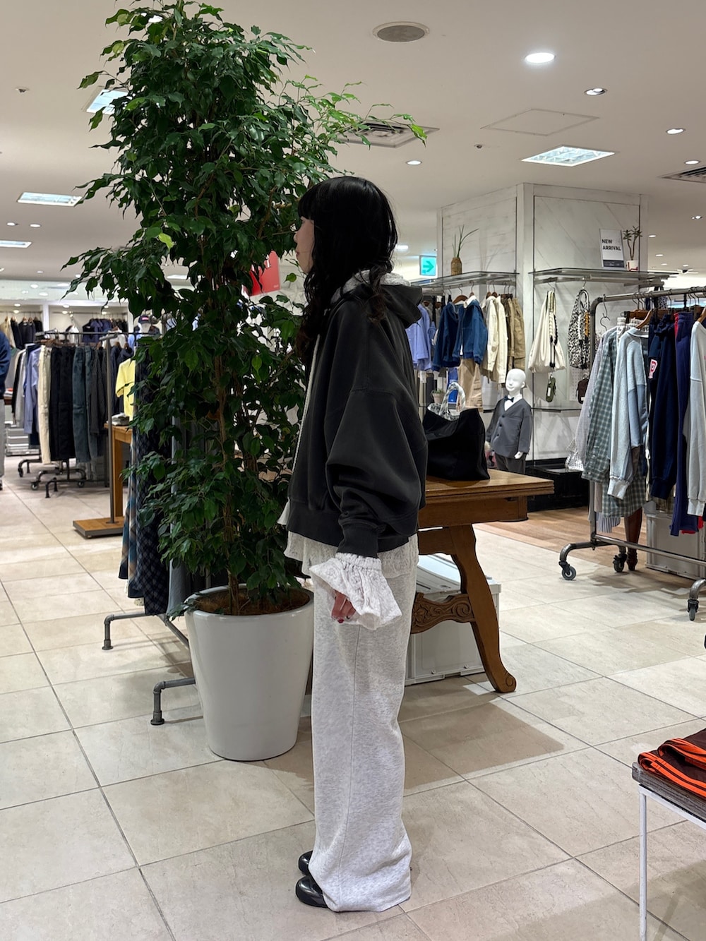 ホワイト系のその他パンツ、ホワイト系のシャツ/ブラウス、グレー系のパーカーを着用したレディースの春コーディネートの3枚目の写真