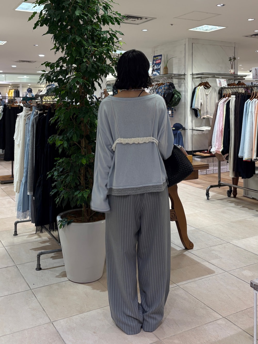 グレー系のその他パンツ、ブラック系のショルダーバッグ、グレー系のTシャツ/カットソーを着用したレディースの夏コーディネートの3枚目の写真