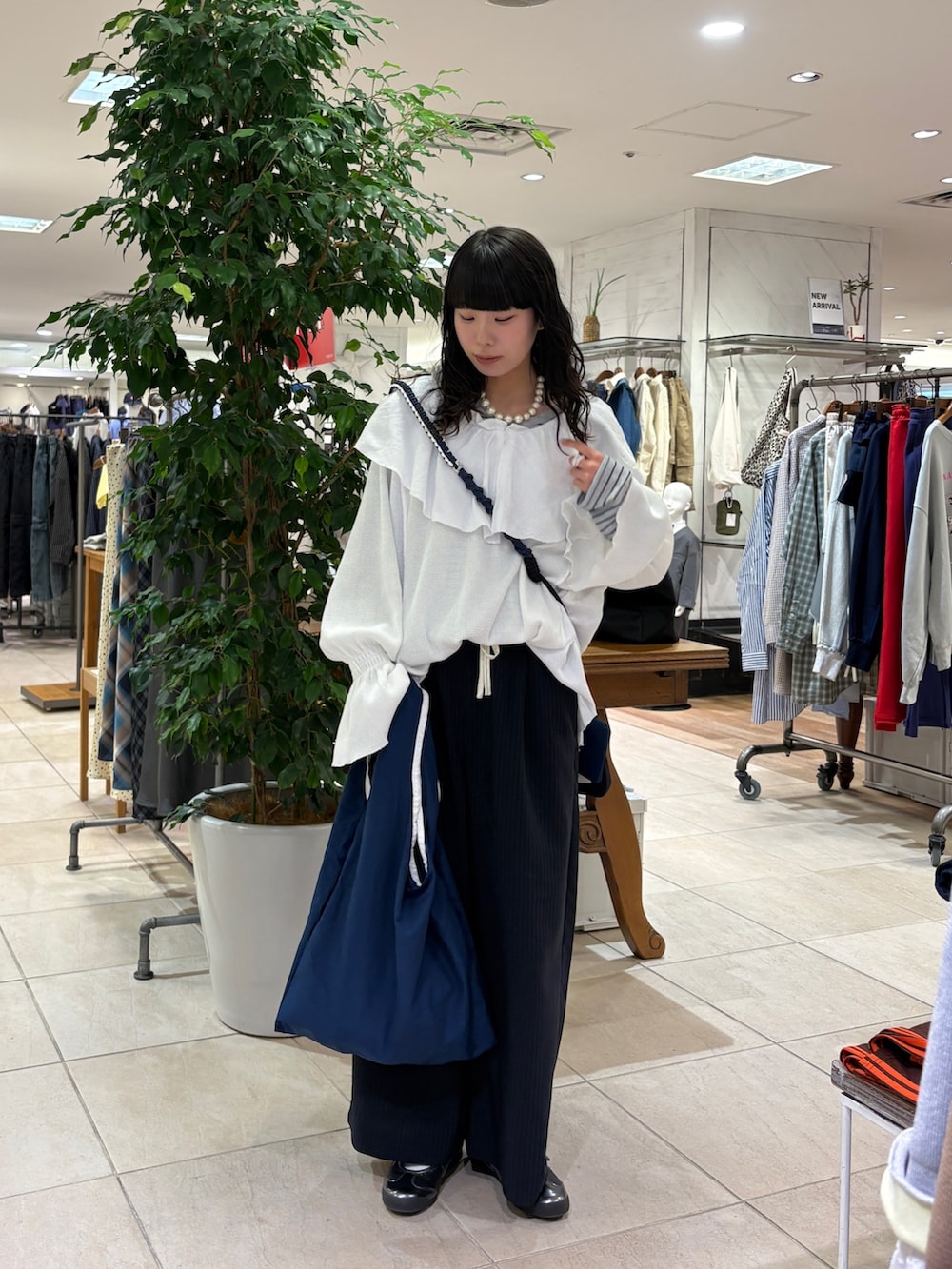 ホワイト系のTシャツ/カットソー、ブルー系のTシャツ/カットソー、ブラック系のショルダーバッグを着用したレディースの春コーディネートの2枚目の写真