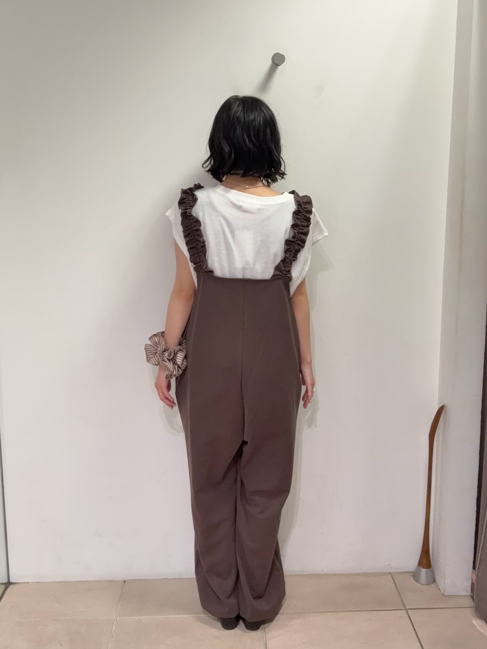 ホワイト系のTシャツ/カットソー、ブラウン系のつなぎ/オールインワン、ブラック系のパンプスを着用したレディースの夏コーディネートの3枚目の写真