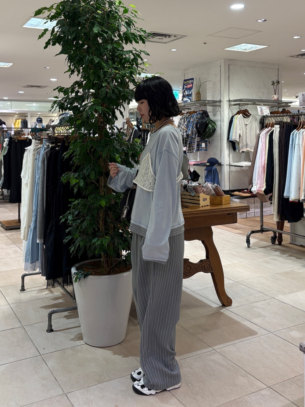 グレー系のその他パンツ、ブラック系のショルダーバッグ、グレー系のTシャツ/カットソーを着用したレディースの夏コーディネートの2枚目の写真