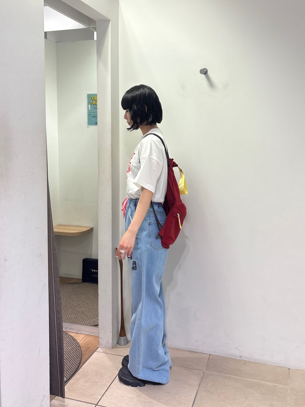 ホワイト系のTシャツ/カットソー、レッド系のバックパック/リュック、ブルー系のデニムパンツを着用したレディースの夏コーディネートの2枚目の写真