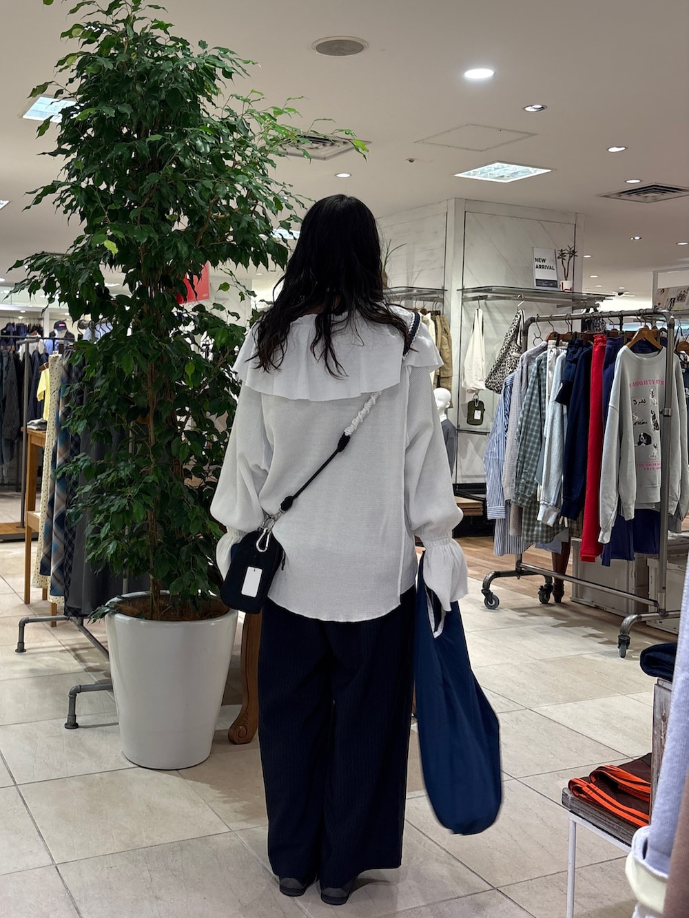 ホワイト系のTシャツ/カットソー、ブルー系のTシャツ/カットソー、ブラック系のショルダーバッグを着用したレディースの春コーディネートの4枚目の写真