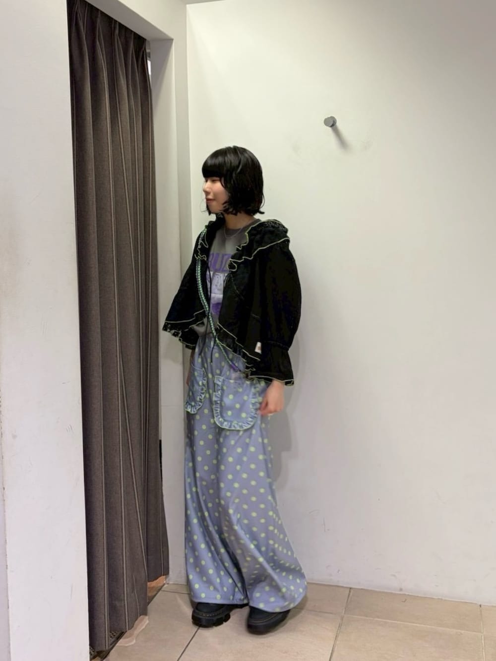 ブラック系のTシャツ/カットソー、ブラック系のシャツ/ブラウス、グレー系のスウェットパンツを着用したレディースの夏コーディネートの2枚目の写真