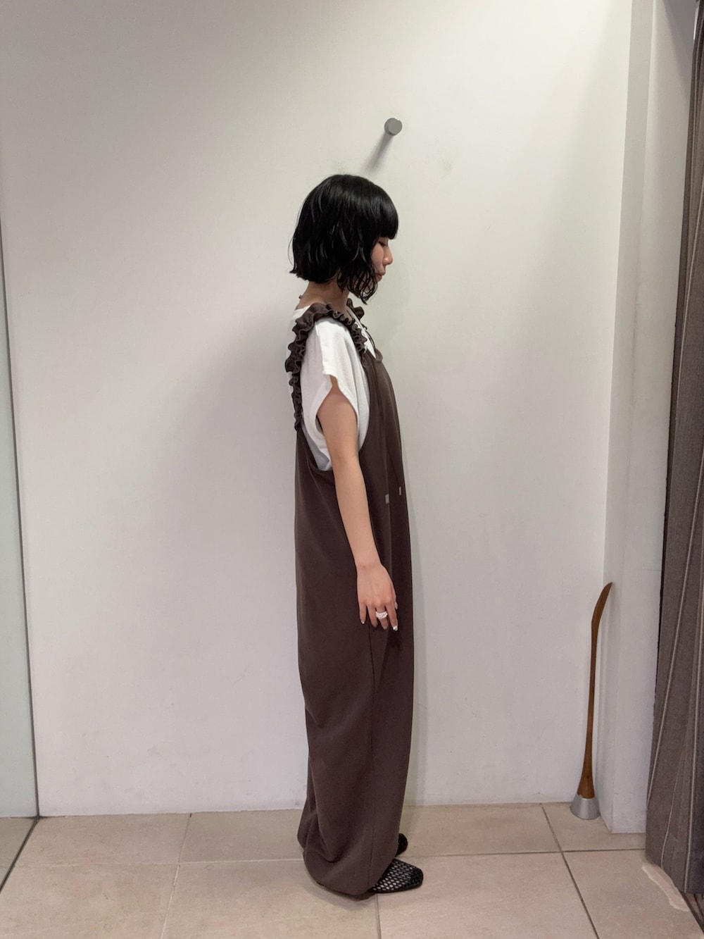 ホワイト系のTシャツ/カットソー、ブラウン系のつなぎ/オールインワン、ブラック系のパンプスを着用したレディースの夏コーディネートの2枚目の写真