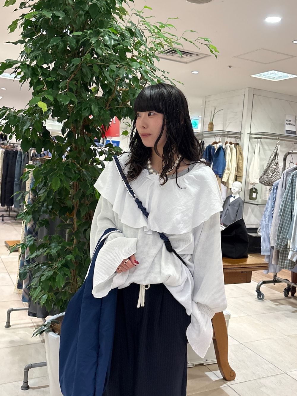 ホワイト系のTシャツ/カットソー、ブルー系のTシャツ/カットソー、ブラック系のショルダーバッグを着用したレディースの春コーディネートの5枚目の写真