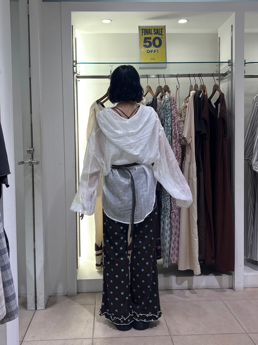 ブラウン系のその他パンツ、ブラウン系のボディバッグ/ウエストポーチ、ホワイト系のシャツ/ブラウスを着用したレディースの夏コーディネートの3枚目の写真