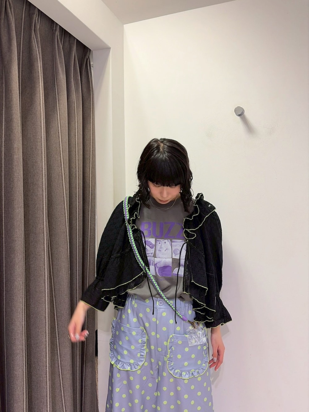 ブラック系のTシャツ/カットソー、ブラック系のシャツ/ブラウス、グレー系のスウェットパンツを着用したレディースの夏コーディネートの4枚目の写真