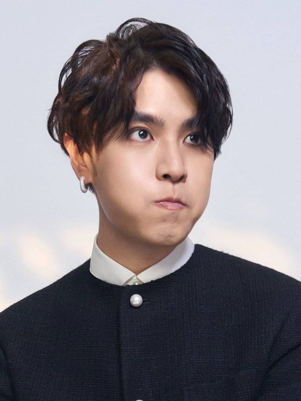 ブラック系のスーツジャケット、ブルー系のデニムパンツ、ホワイト系のスニーカーを着用したメンズの冬コーディネートの5枚目の写真