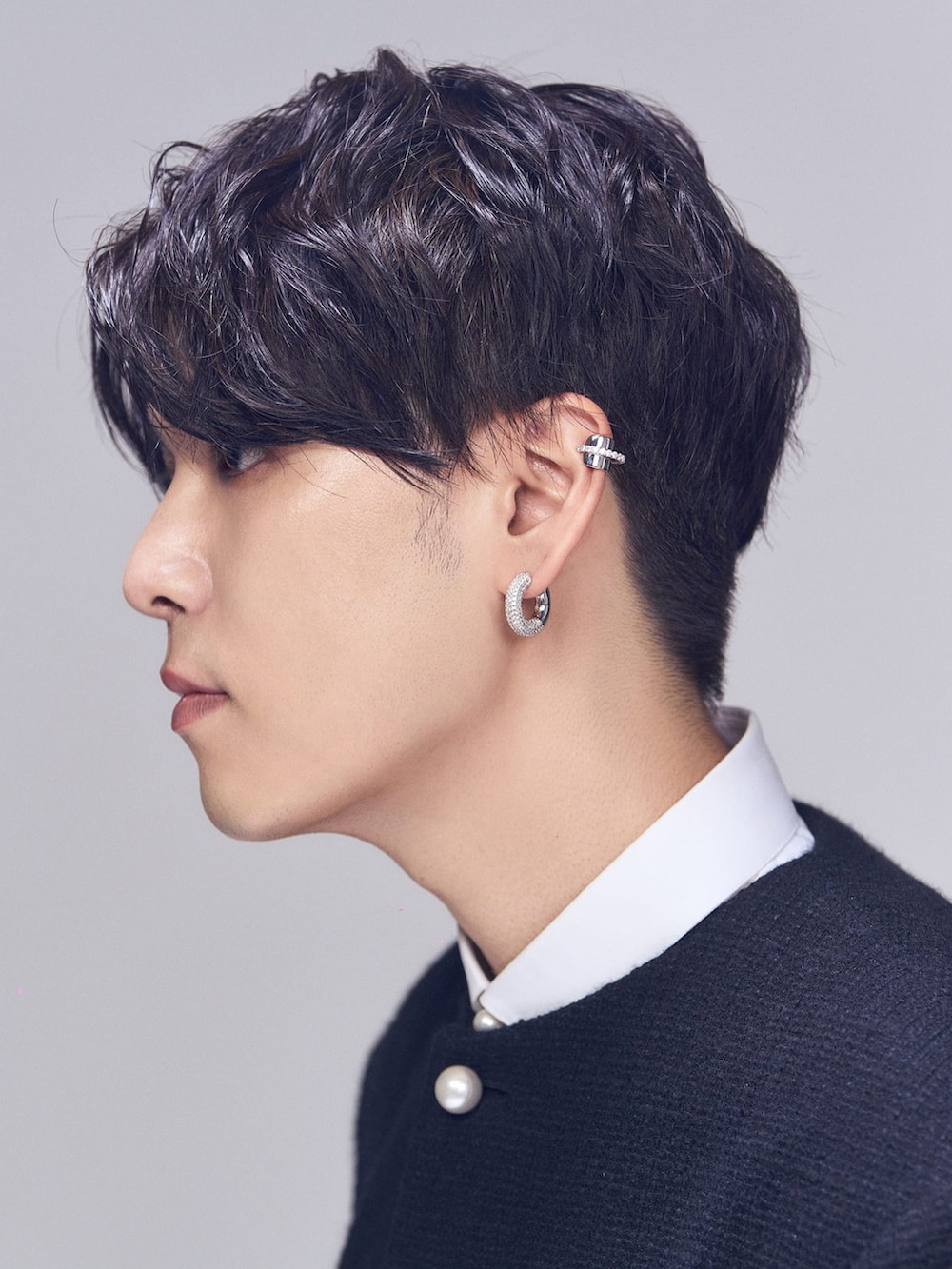 ブラック系のスーツジャケット、ブルー系のデニムパンツ、ホワイト系のスニーカーを着用したメンズの冬コーディネートの2枚目の写真