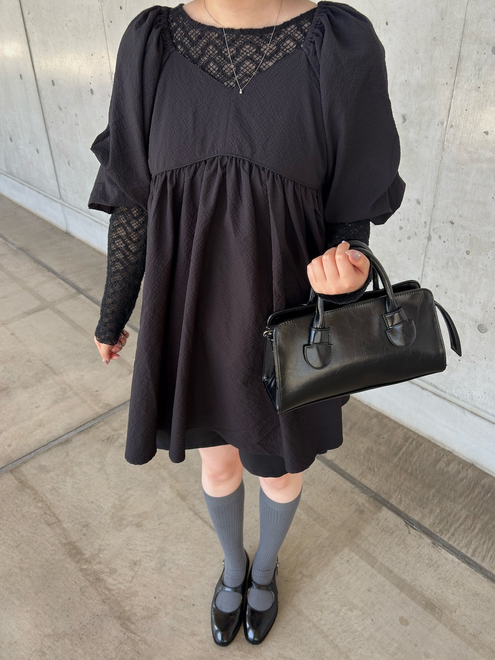 ブラック系のボストンバッグ、ブラック系のワンピース、ブラック系のその他パンツを着用したレディースの春コーディネートの2枚目の写真