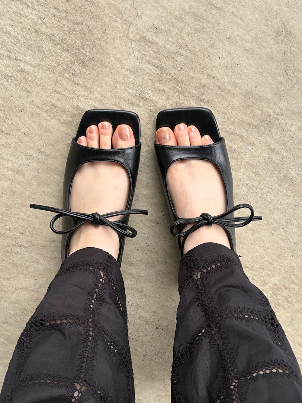 ブラック系のキャミソール、ブラック系のその他パンツ、ブラック系のワンピースを着用したレディースの春コーディネートの5枚目の写真