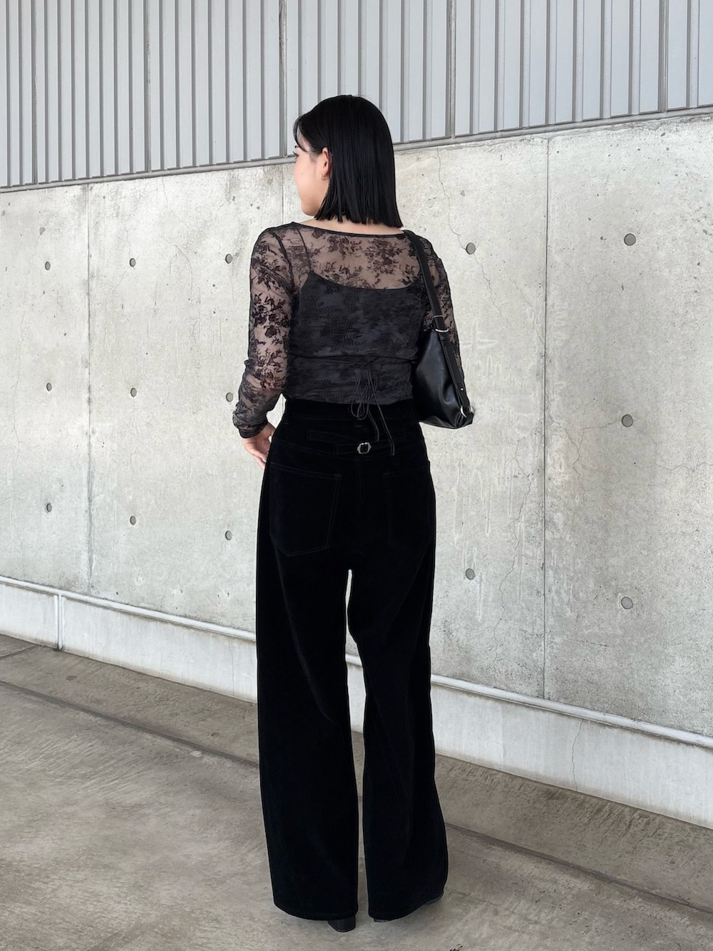 グレー系のTシャツ/カットソー、ブラック系のその他パンツ、ブラック系のショルダーバッグを着用したレディースの夏コーディネートの2枚目の写真