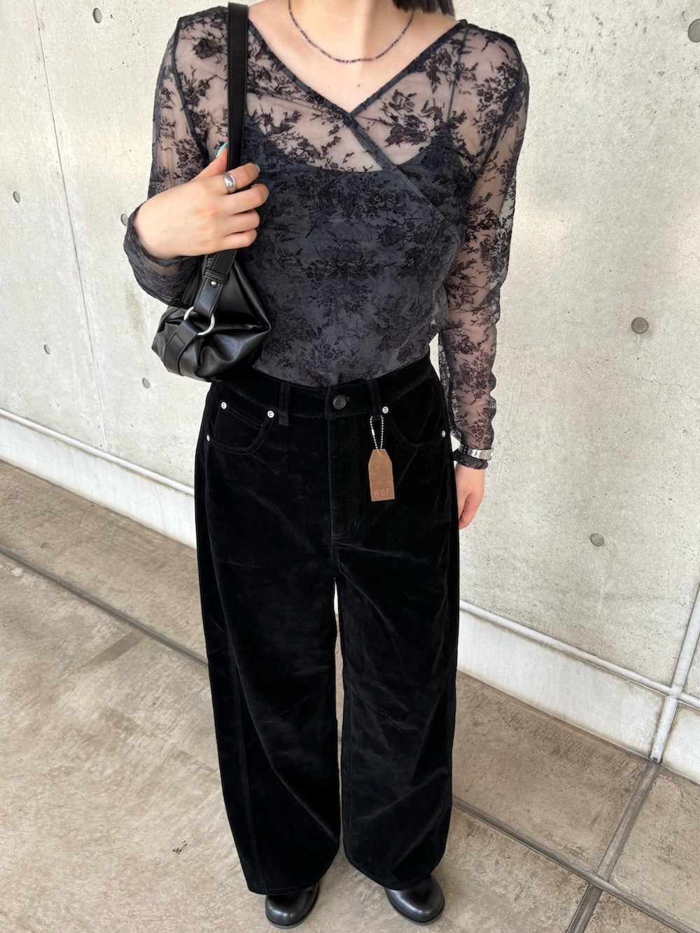 グレー系のTシャツ/カットソー、ブラック系のその他パンツ、ブラック系のショルダーバッグを着用したレディースの夏コーディネートの4枚目の写真