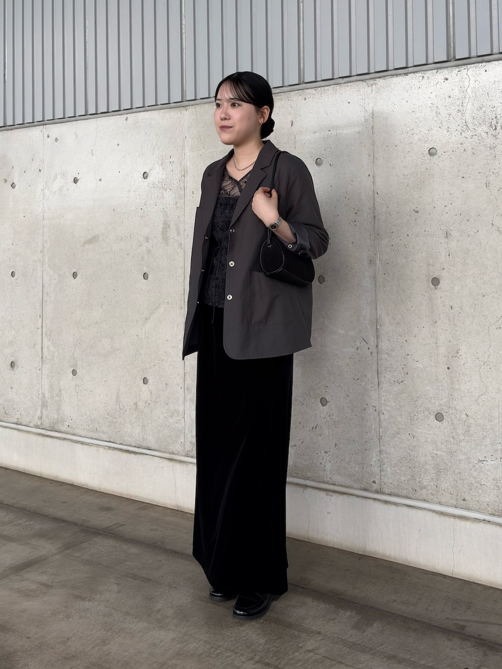 グレー系のその他アウター、ブラック系のスカート、グレー系のTシャツ/カットソーを着用したレディースの秋コーディネートの2枚目の写真