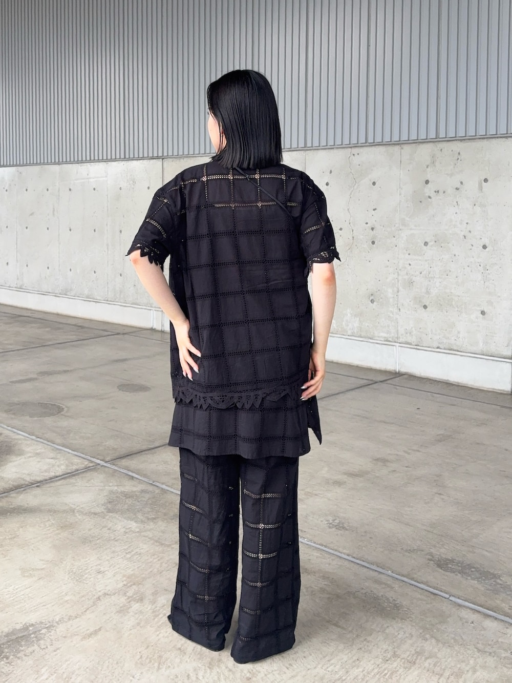 ブラック系のキャミソール、ブラック系のその他パンツ、ブラック系のワンピースを着用したレディースの春コーディネートの3枚目の写真
