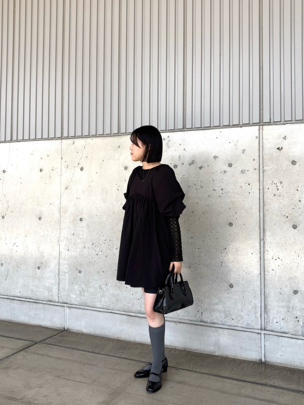 ブラック系のボストンバッグ、ブラック系のワンピース、ブラック系のその他パンツを着用したレディースの春コーディネートの5枚目の写真