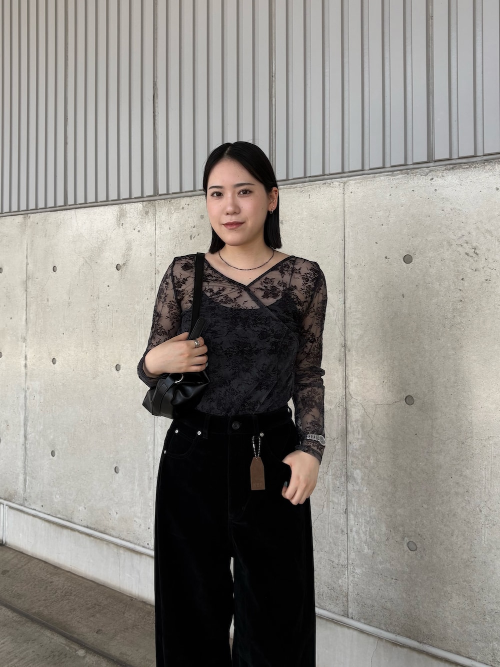 グレー系のTシャツ/カットソー、ブラック系のその他パンツ、ブラック系のショルダーバッグを着用したレディースの夏コーディネートの3枚目の写真