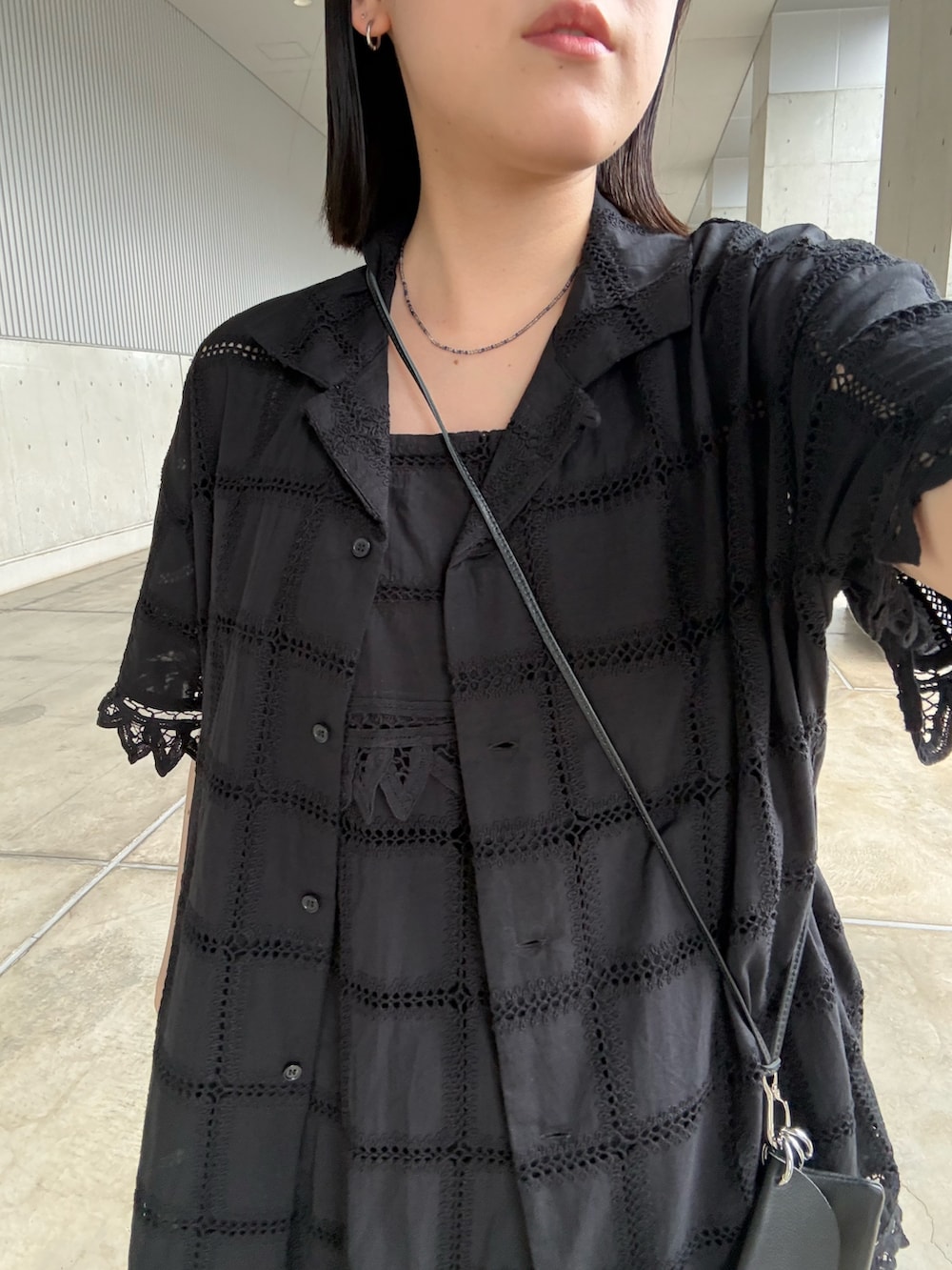 ブラック系のキャミソール、ブラック系のその他パンツ、ブラック系のワンピースを着用したレディースの春コーディネートの4枚目の写真
