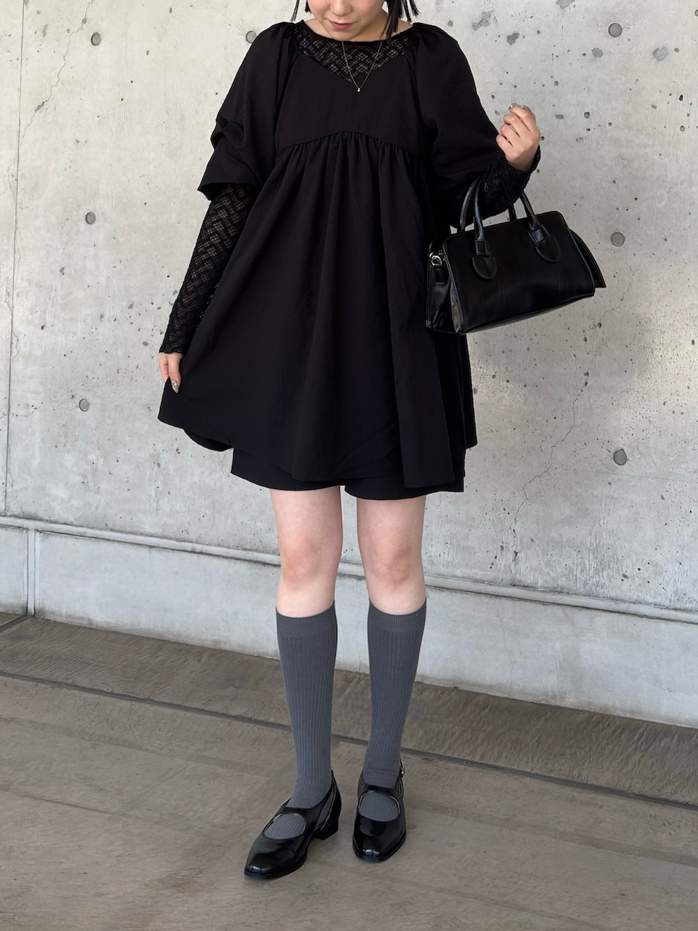 ブラック系のボストンバッグ、ブラック系のワンピース、ブラック系のその他パンツを着用したレディースの春コーディネートの4枚目の写真