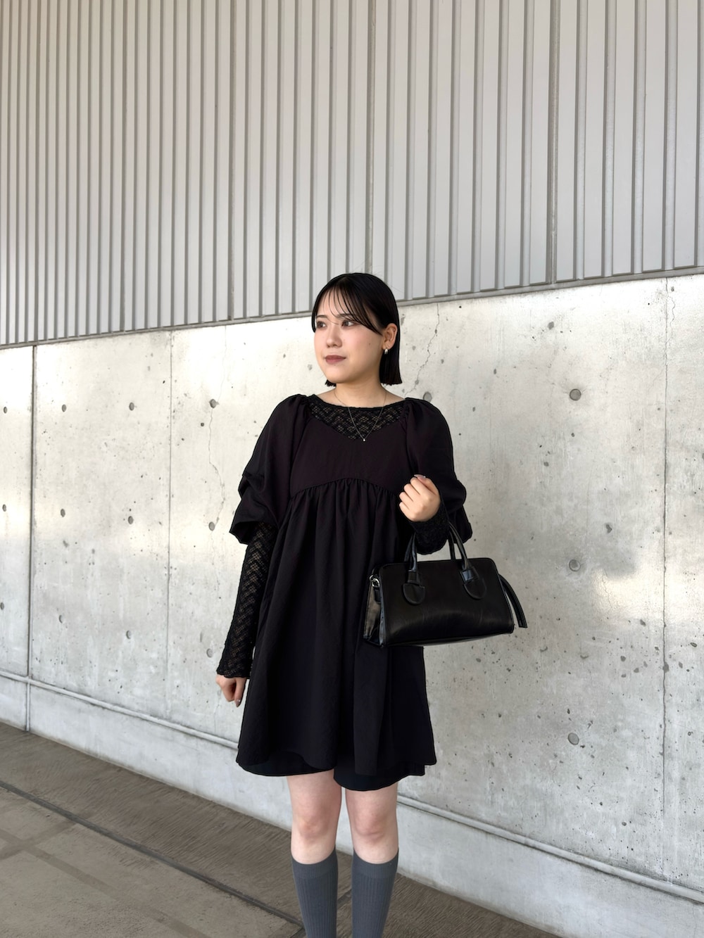 ブラック系のボストンバッグ、ブラック系のワンピース、ブラック系のその他パンツを着用したレディースの春コーディネートの3枚目の写真