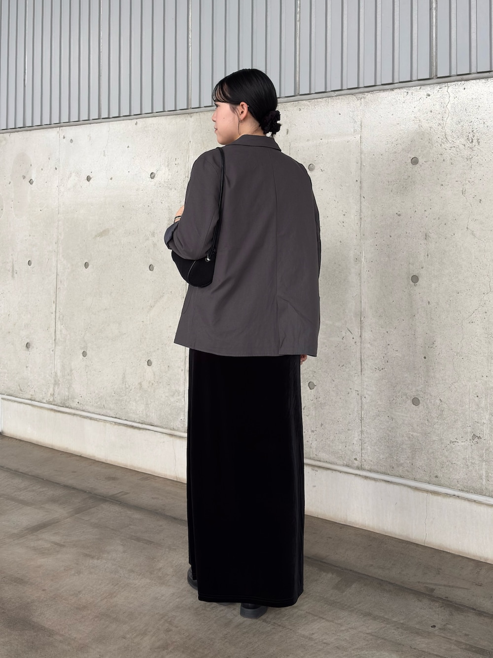 グレー系のその他アウター、ブラック系のスカート、グレー系のTシャツ/カットソーを着用したレディースの秋コーディネートの3枚目の写真