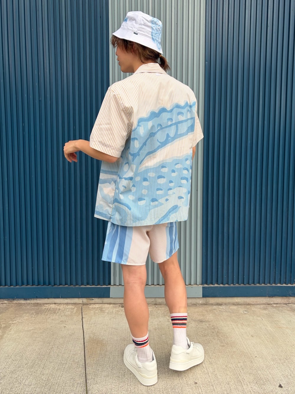 ホワイト系のシャツ/ブラウス、ホワイト系のTシャツ/カットソー、ベージュ系のトートバッグを着用したメンズの夏コーディネートの3枚目の写真