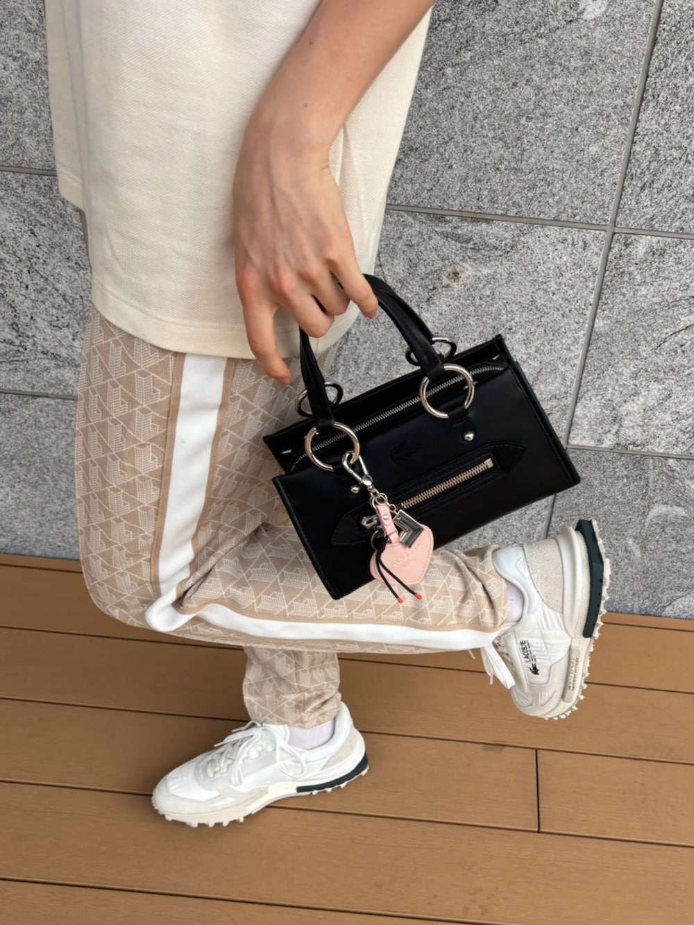 ベージュ系のジャージ、ベージュ系のスウェットパンツ、ホワイト系のスニーカーを着用したメンズの春コーディネートの4枚目の写真