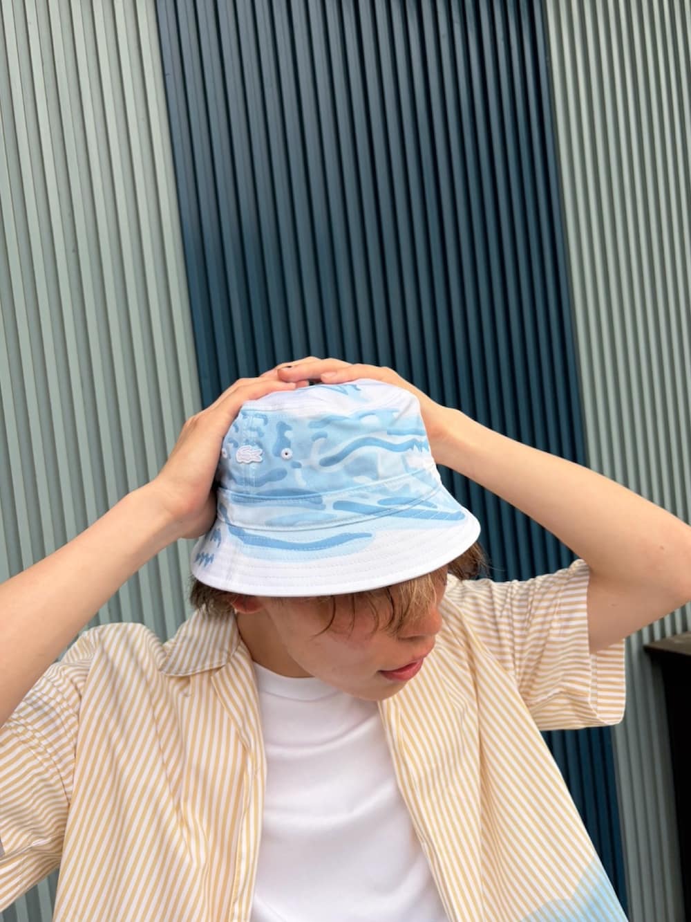 ホワイト系のシャツ/ブラウス、ホワイト系のTシャツ/カットソー、ベージュ系のトートバッグを着用したメンズの夏コーディネートの4枚目の写真