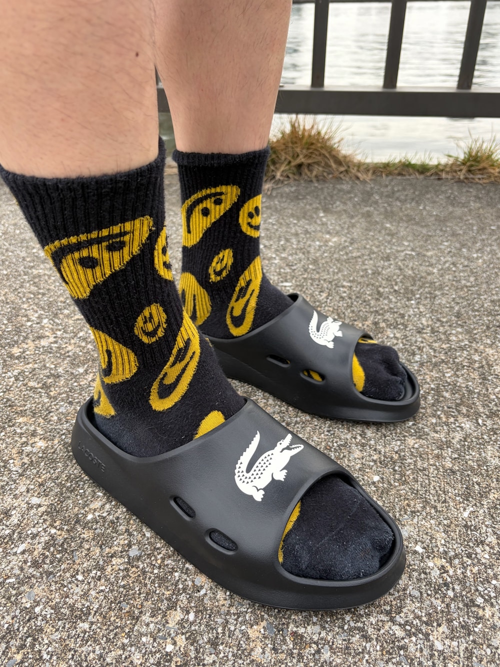 ブラック系のシャツ/ブラウス、ブラック系のその他パンツ、ホワイト系のショルダーバッグを着用したメンズの春コーディネートの5枚目の写真