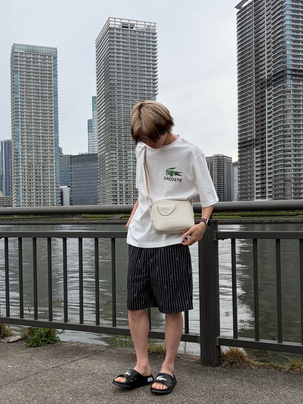 ブラック系のシャツ/ブラウス、ブラック系のその他パンツ、ホワイト系のショルダーバッグを着用したメンズの春コーディネートの2枚目の写真