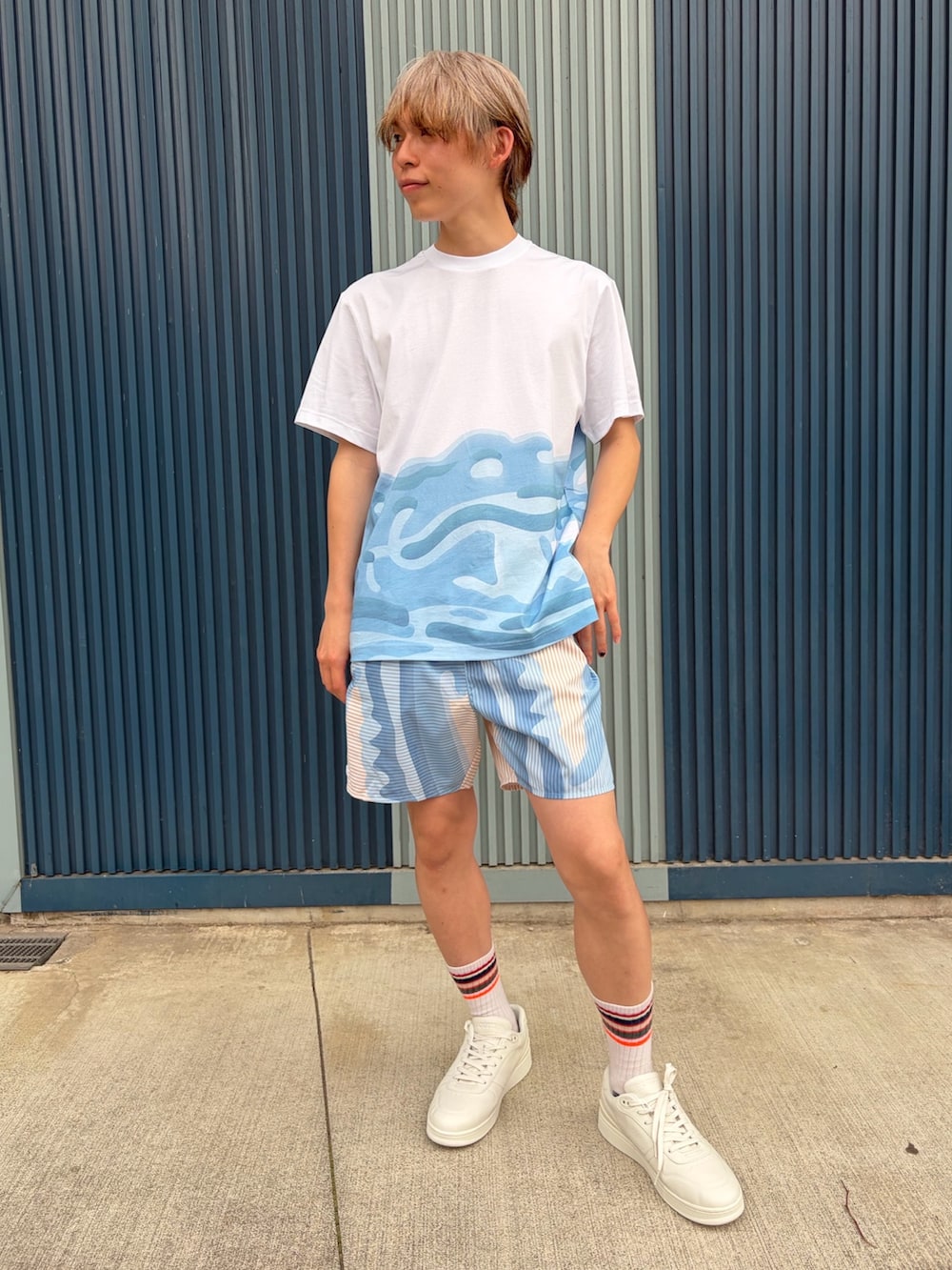 ホワイト系のシャツ/ブラウス、ホワイト系のTシャツ/カットソー、ベージュ系のトートバッグを着用したメンズの夏コーディネートの2枚目の写真