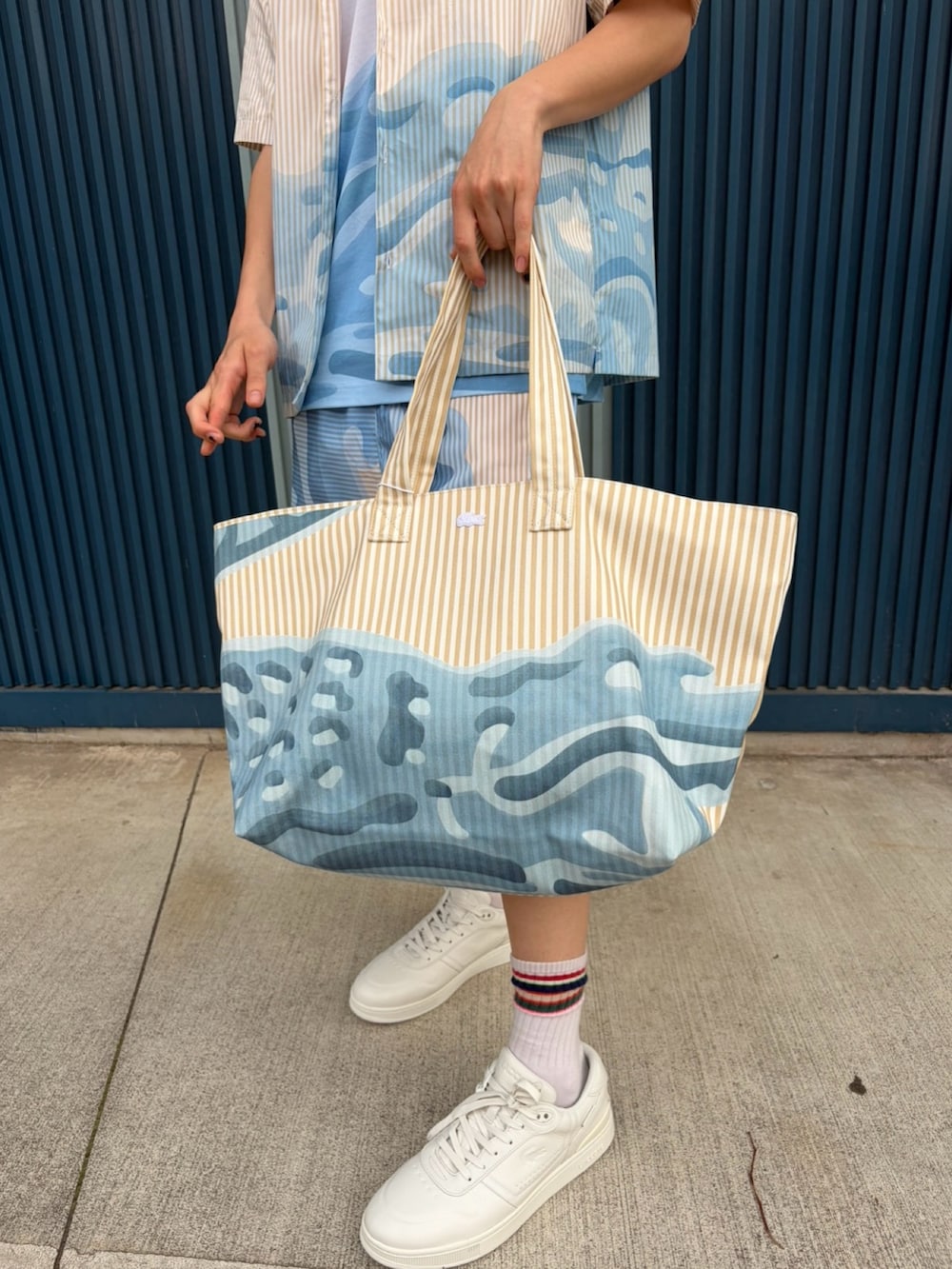 ホワイト系のシャツ/ブラウス、ホワイト系のTシャツ/カットソー、ベージュ系のトートバッグを着用したメンズの夏コーディネートの5枚目の写真