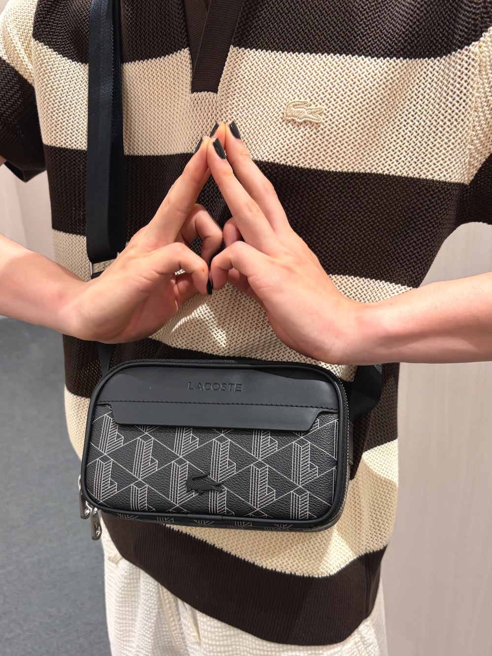 ブラウン系のニット/セーター、ブラウン系のニット/セーター、グレー系のショルダーバッグを着用したメンズの春コーディネートの4枚目の写真
