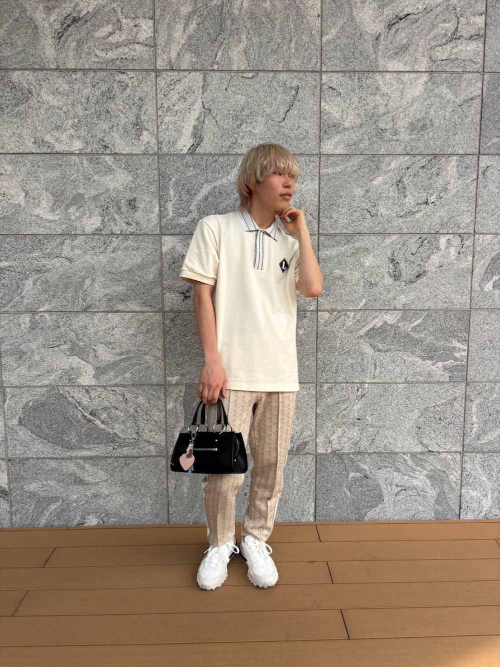 ベージュ系のジャージ、ベージュ系のスウェットパンツ、ホワイト系のスニーカーを着用したメンズの春コーディネートの2枚目の写真
