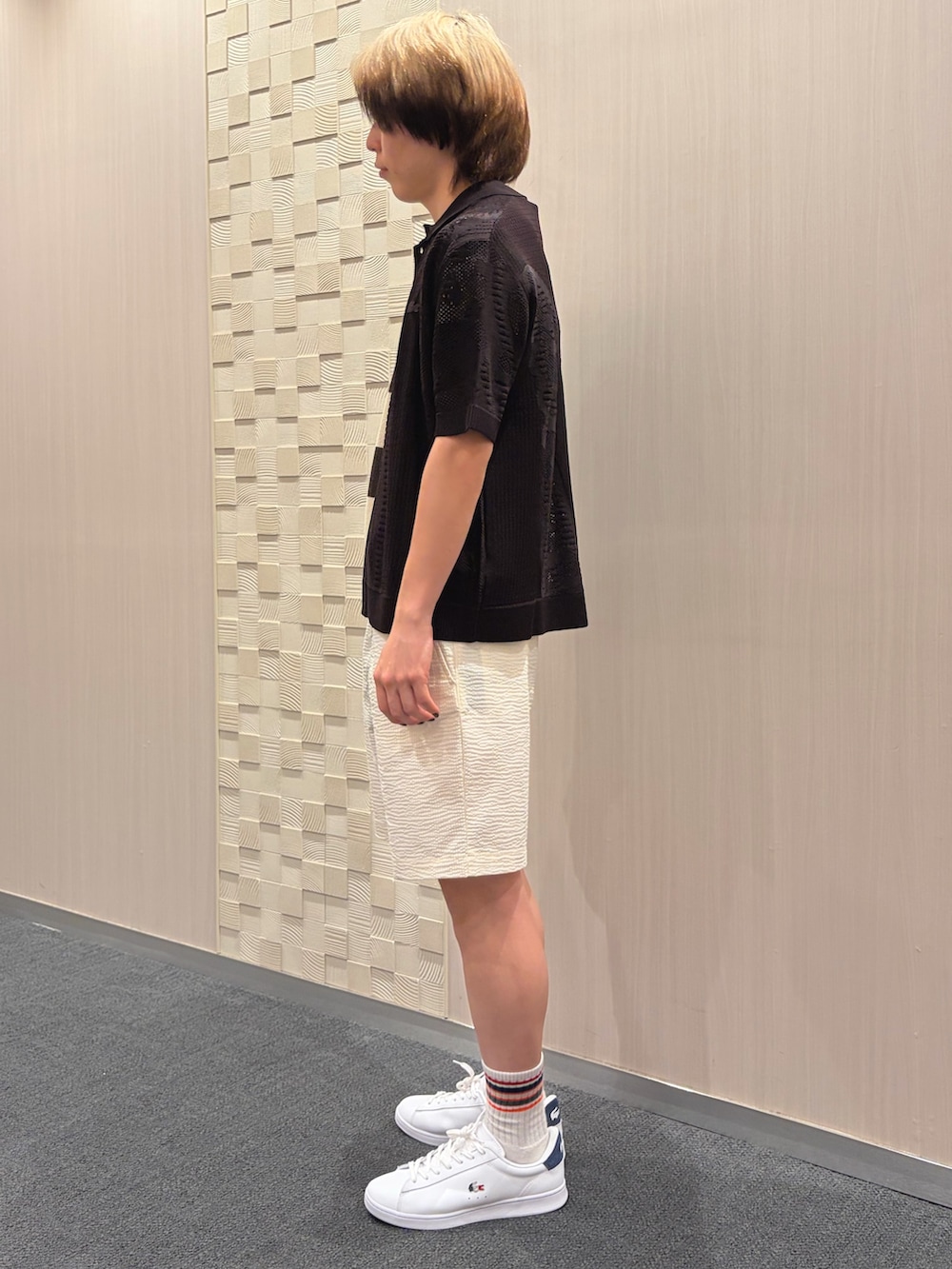 ブラウン系のニット/セーター、ブラウン系のニット/セーター、グレー系のショルダーバッグを着用したメンズの春コーディネートの3枚目の写真