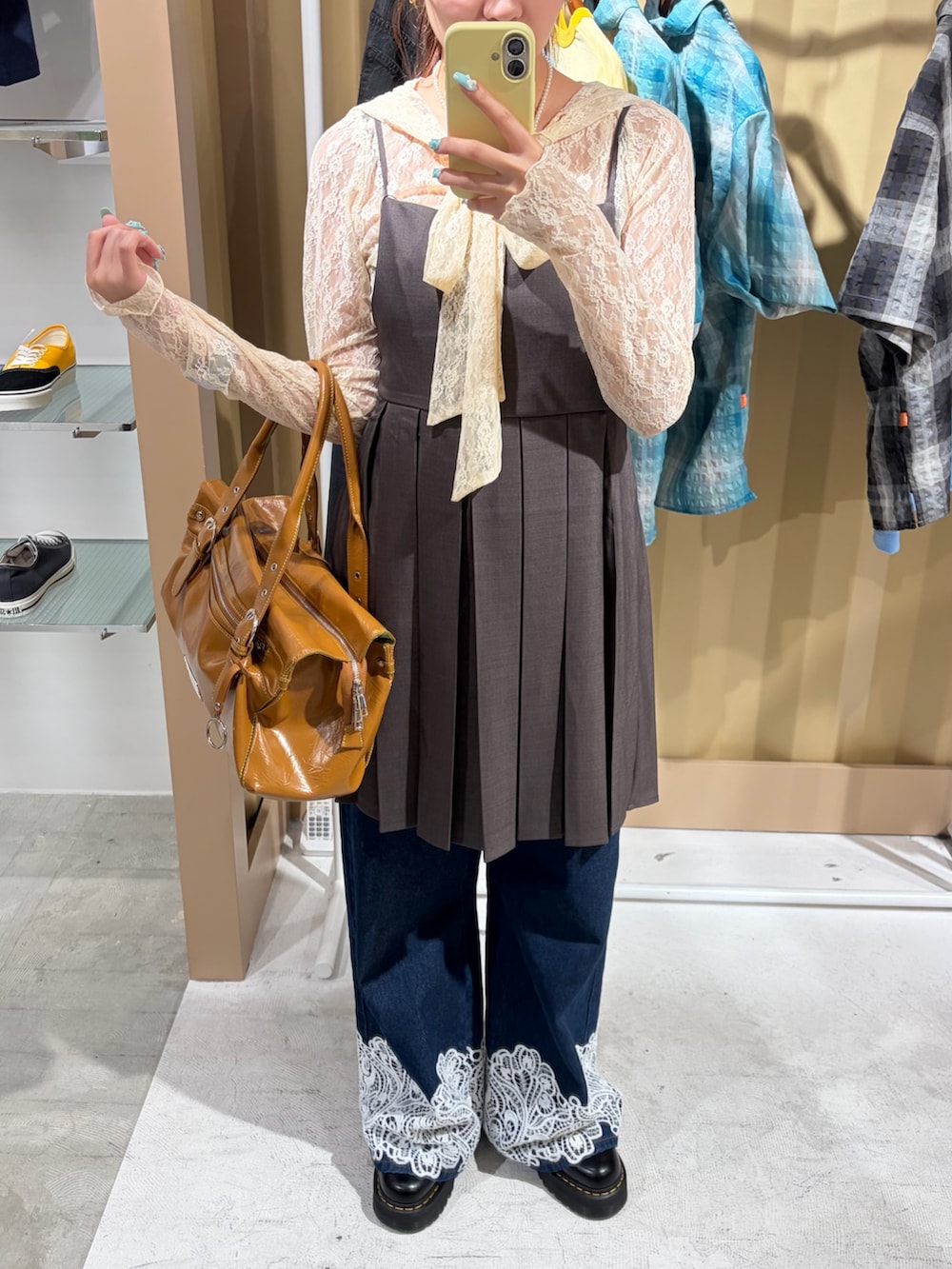ホワイト系のシャツ/ブラウス、グレー系のチュニック、ブルー系のデニムパンツを着用したレディースの夏コーディネートの2枚目の写真