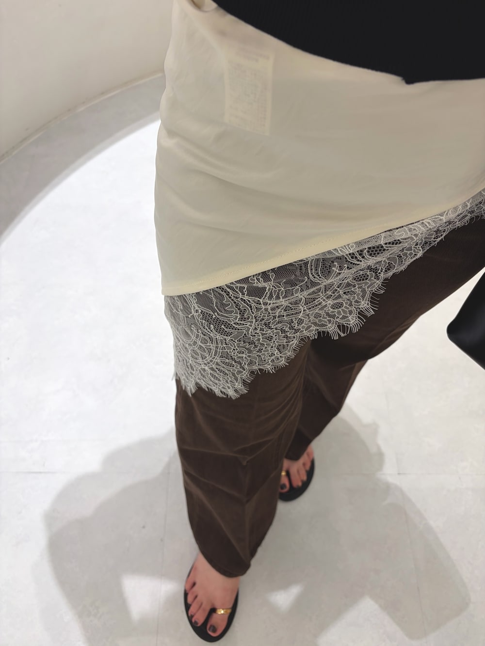 ブラック系のTシャツ/カットソー、ブラウン系のデニムパンツ、ブラック系のショルダーバッグを着用したレディースの夏コーディネートの5枚目の写真
