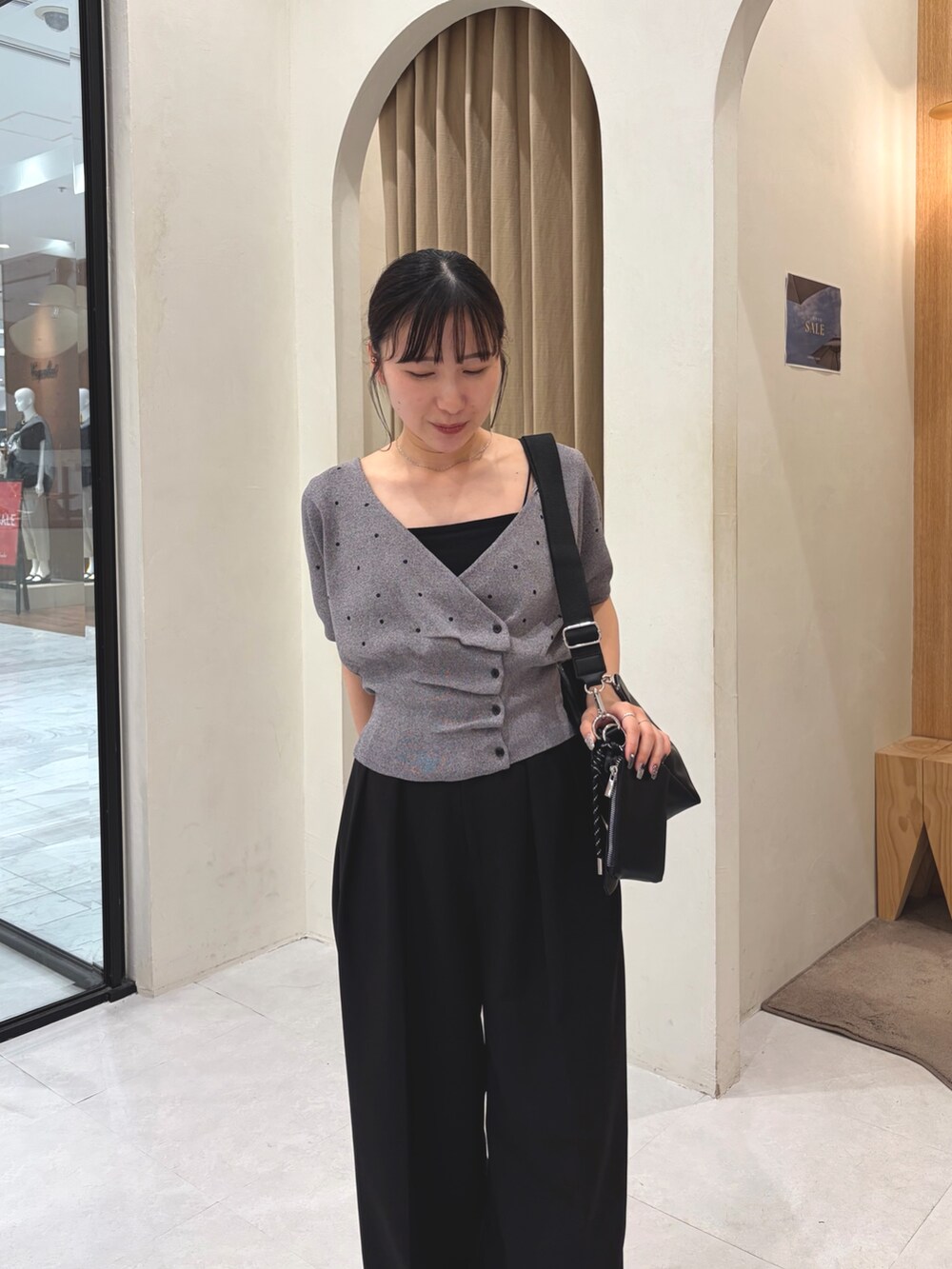 ブラック系のその他パンツ、ブラック系のパンプス、グレー系のTシャツ/カットソーを着用したレディースの夏コーディネートの4枚目の写真