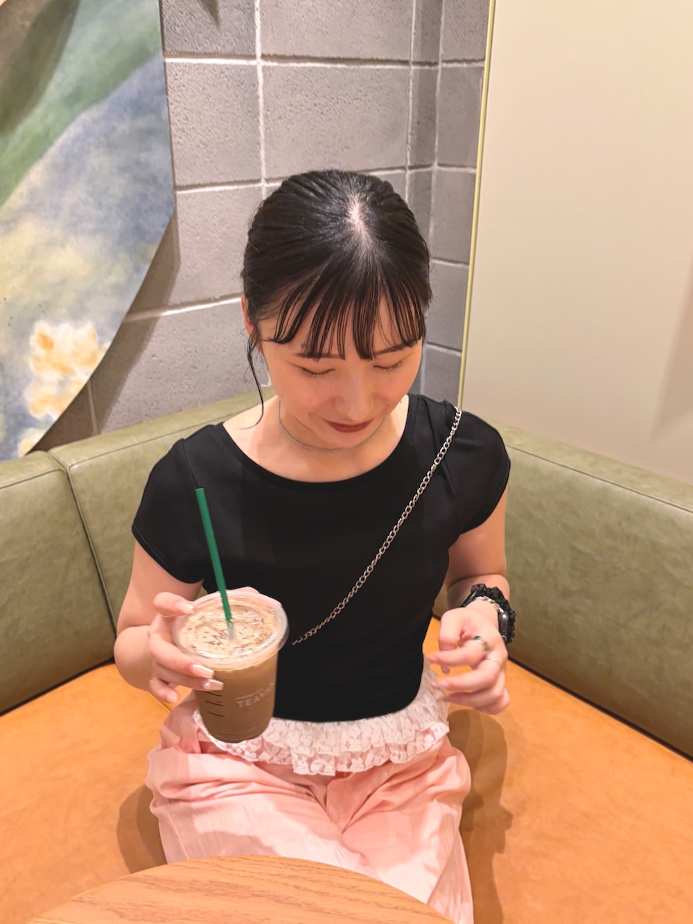 ブラック系のTシャツ/カットソー、ピンク系のその他パンツ、ホワイト系のショルダーバッグを着用したレディースの夏コーディネートの2枚目の写真